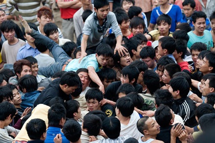 Hàng trăm trai tráng “sôi sục” cướp phết Hiền Quan - 9 Hàng trăm trai tráng “sôi sục” cướp phết Hiền Quan - 9