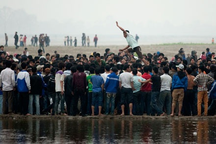 Hàng trăm trai tráng “sôi sục” cướp phết Hiền Quan - 10 Hàng trăm trai tráng “sôi sục” cướp phết Hiền Quan - 10