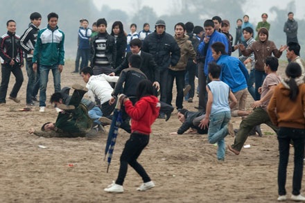 Hàng trăm trai tráng “sôi sục” cướp phết Hiền Quan - 11 Hàng trăm trai tráng “sôi sục” cướp phết Hiền Quan - 11