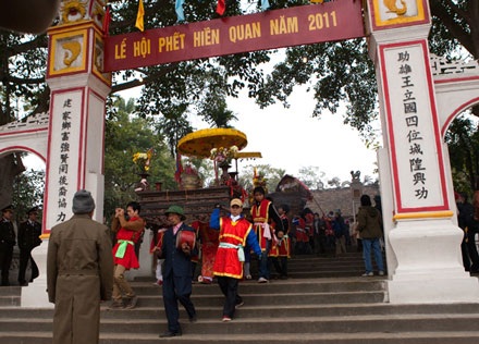 Hàng trăm trai tráng “sôi sục” cướp phết Hiền Quan - 1 Hàng trăm trai tráng “sôi sục” cướp phết Hiền Quan - 1