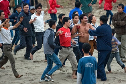 Hàng trăm trai tráng “sôi sục” cướp phết Hiền Quan - 12 Hàng trăm trai tráng “sôi sục” cướp phết Hiền Quan - 12