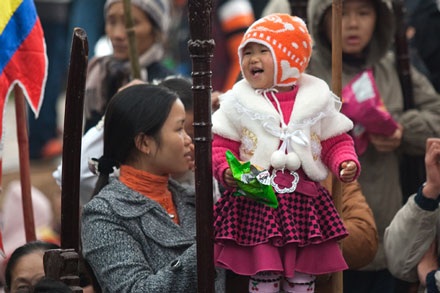 Hàng trăm trai tráng “sôi sục” cướp phết Hiền Quan - 14 Hàng trăm trai tráng “sôi sục” cướp phết Hiền Quan - 14