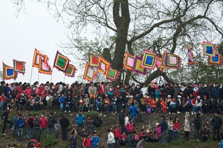 Hàng trăm trai tráng “sôi sục” cướp phết Hiền Quan - 15 Hàng trăm trai tráng “sôi sục” cướp phết Hiền Quan - 15