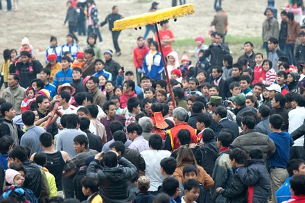 Hàng trăm trai tráng “sôi sục” cướp phết Hiền Quan - 4 Hàng trăm trai tráng “sôi sục” cướp phết Hiền Quan - 4