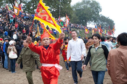 Hàng trăm trai tráng “sôi sục” cướp phết Hiền Quan - 5 Hàng trăm trai tráng “sôi sục” cướp phết Hiền Quan - 5