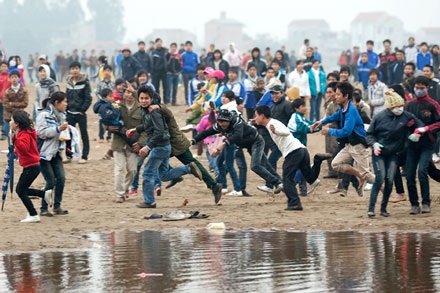 Hàng trăm trai tráng “sôi sục” cướp phết Hiền Quan - 6 Hàng trăm trai tráng “sôi sục” cướp phết Hiền Quan - 6