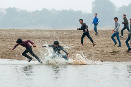 Hàng trăm trai tráng “sôi sục” cướp phết Hiền Quan - 7 Hàng trăm trai tráng “sôi sục” cướp phết Hiền Quan - 7