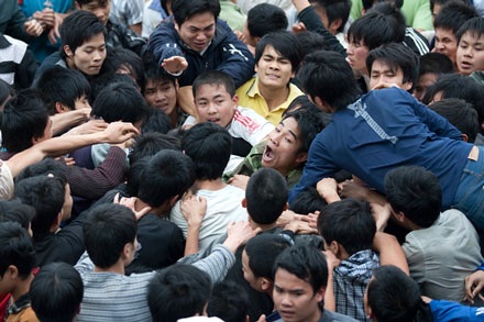 Hàng trăm trai tráng “sôi sục” cướp phết Hiền Quan - 8 Hàng trăm trai tráng “sôi sục” cướp phết Hiền Quan - 8