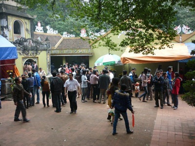 Nườm nượp du khách dự lễ hội Đền Bà Hải - 1