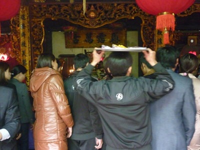 Nườm nượp du khách dự lễ hội Đền Bà Hải - 3