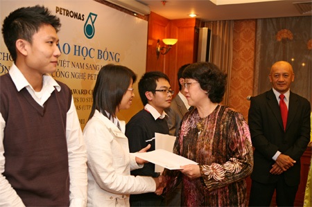 PETRONAS trao học bổng toàn phần cho 5 sinh viên - 1 PETRONAS trao học bổng toàn phần cho 5 sinh viên - 1