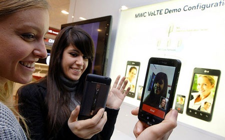 Ngắm những “bóng hồng” tại MWC 2011 - 4