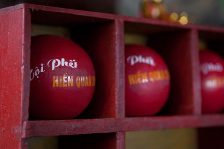 Hàng trăm trai tráng “sôi sục” cướp phết Hiền Quan - 3 Hàng trăm trai tráng “sôi sục” cướp phết Hiền Quan - 3