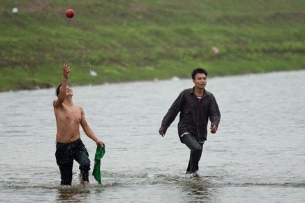 Hàng trăm trai tráng “sôi sục” cướp phết Hiền Quan - 13 Hàng trăm trai tráng “sôi sục” cướp phết Hiền Quan - 13