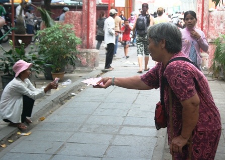 “Hối lộ” để được vào khấn duyên, cầu con - 2 “Hối lộ” để được vào khấn duyên, cầu con - 2
