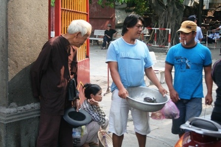 “Hối lộ” để được vào khấn duyên, cầu con - 5 “Hối lộ” để được vào khấn duyên, cầu con - 5