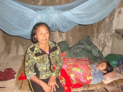 Người mẹ tàn tật và đứa con nuôi mang bệnh hiểm nghèo - 1