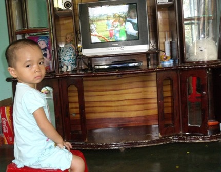 Cháu bé bị cha chém trọng thương nhận quà bạn đọc - 1