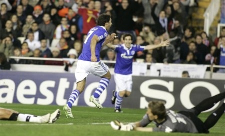 “Chúa nhẫn” Raul ngất ngây với kỷ lục bàn thắng - 1