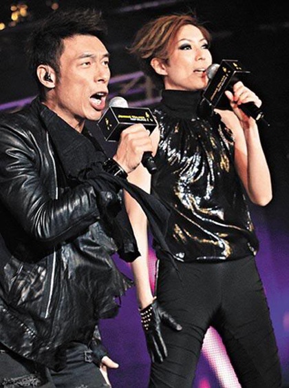 Trịnh Tú Văn nhận 999 bông hồng từ “tình cũ” - 1