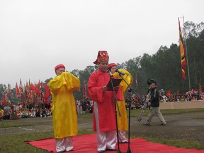 Sôi động đấu vật, đua thuyền tại lễ hội Vua Mai - 1