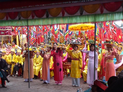 Sôi động đấu vật, đua thuyền tại lễ hội Vua Mai - 2