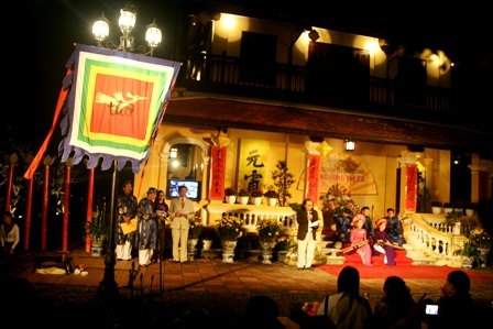 Đắm say hồn thơ xưa dưới đền đài cổ kính - 1