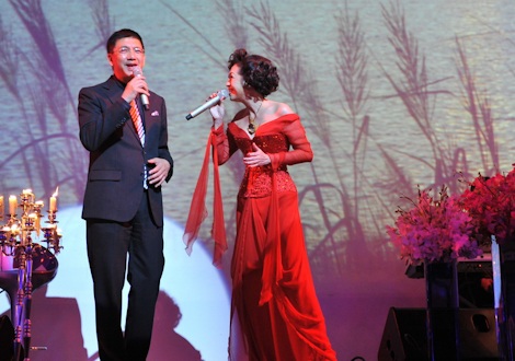 Ý Lan đưa chồng lên sân khấu - 1