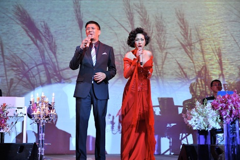 Ý Lan đưa chồng lên sân khấu - 2