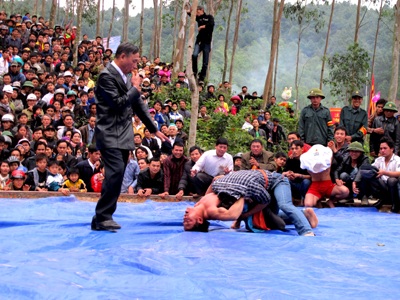 Sôi động đấu vật, đua thuyền tại lễ hội Vua Mai - 5