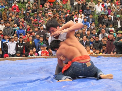 Sôi động đấu vật, đua thuyền tại lễ hội Vua Mai - 4