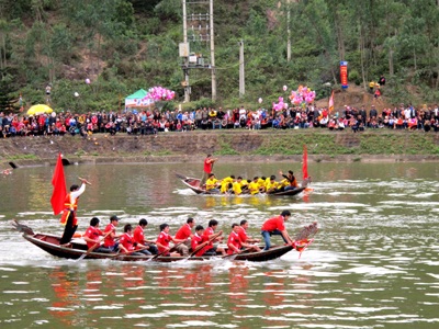 Sôi động đấu vật, đua thuyền tại lễ hội Vua Mai - 7 Sôi động đấu vật, đua thuyền tại lễ hội Vua Mai - 7