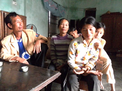 Đôi vợ chồng già nuôi con tâm thần, cháu nhỏ - 1