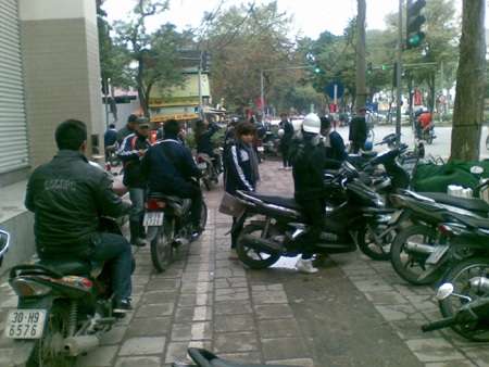 Hà Nội: Nan giải xử lý học sinh đi xe máy đến trường - 4 Hà Nội: Nan giải xử lý học sinh đi xe máy đến trường - 4