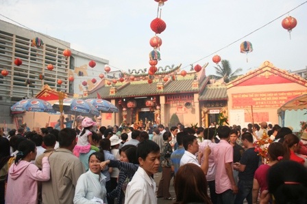 Chen chân đi Lễ hội chùa Bà, cầu xin phước lộc - 1 Chen chân đi Lễ hội chùa Bà, cầu xin phước lộc - 1