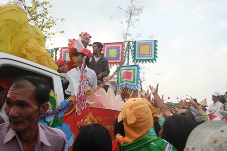 Chen chân đi Lễ hội chùa Bà, cầu xin phước lộc - 20 Chen chân đi Lễ hội chùa Bà, cầu xin phước lộc - 20