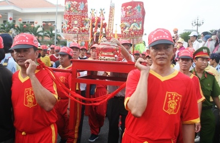 Chen chân đi Lễ hội chùa Bà, cầu xin phước lộc - 23 Chen chân đi Lễ hội chùa Bà, cầu xin phước lộc - 23