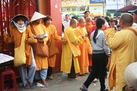 Chen chân đi Lễ hội chùa Bà, cầu xin phước lộc - 24 Chen chân đi Lễ hội chùa Bà, cầu xin phước lộc - 24