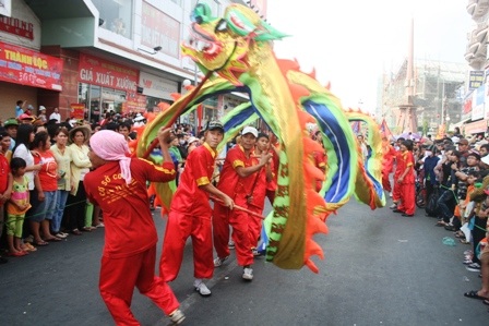 Chen chân đi Lễ hội chùa Bà, cầu xin phước lộc - 5 Chen chân đi Lễ hội chùa Bà, cầu xin phước lộc - 5
