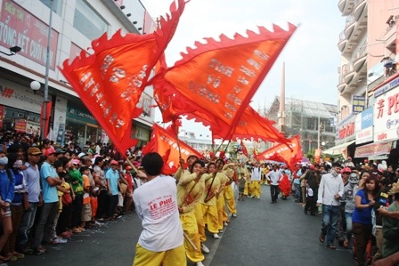 Chen chân đi Lễ hội chùa Bà, cầu xin phước lộc - 8 Chen chân đi Lễ hội chùa Bà, cầu xin phước lộc - 8