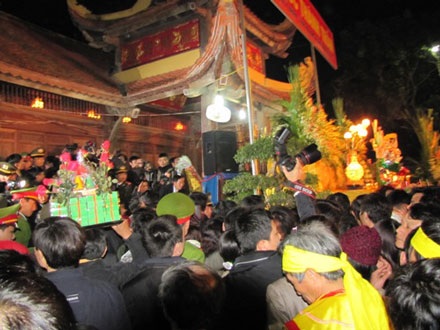 Hàng vạn người dự lễ phát lương Đức Thánh Trần  - 3