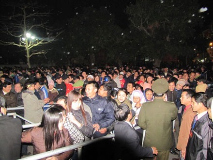 Hàng vạn người dự lễ phát lương Đức Thánh Trần  - 6