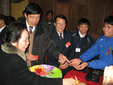 Hàng vạn người dự lễ phát lương Đức Thánh Trần  - 1