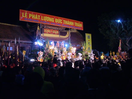 Hàng vạn người dự lễ phát lương Đức Thánh Trần  - 2