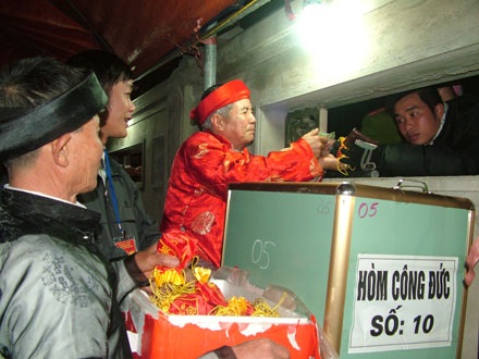 Hàng vạn người dự lễ phát lương Đức Thánh Trần  - 4