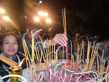 Hàng vạn người dự lễ phát lương Đức Thánh Trần  - 8