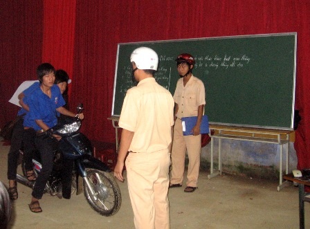 Hai cách ngăn chặn "vấn nạn" HS đi xe máy tới trường - 2 Hai cách ngăn chặn "vấn nạn" HS đi xe máy tới trường - 2
