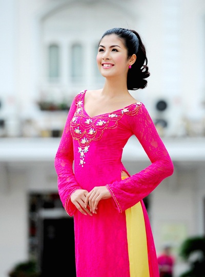 Hoa hậu Ngọc Hân dạo phố trong nắng xuân - 7