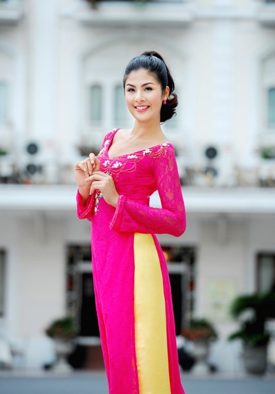 Hoa hậu Ngọc Hân dạo phố trong nắng xuân - 5