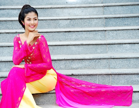 Hoa hậu Ngọc Hân dạo phố trong nắng xuân - 3